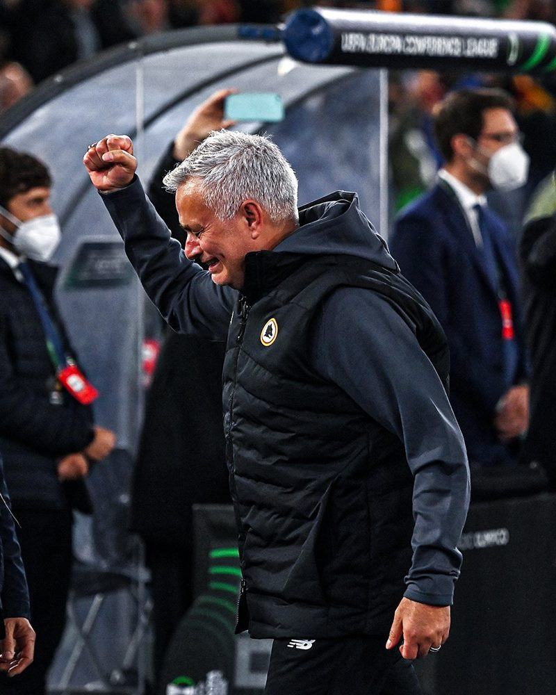 Mourinho đã không thể dấu được sự xúc động sau trận đấu